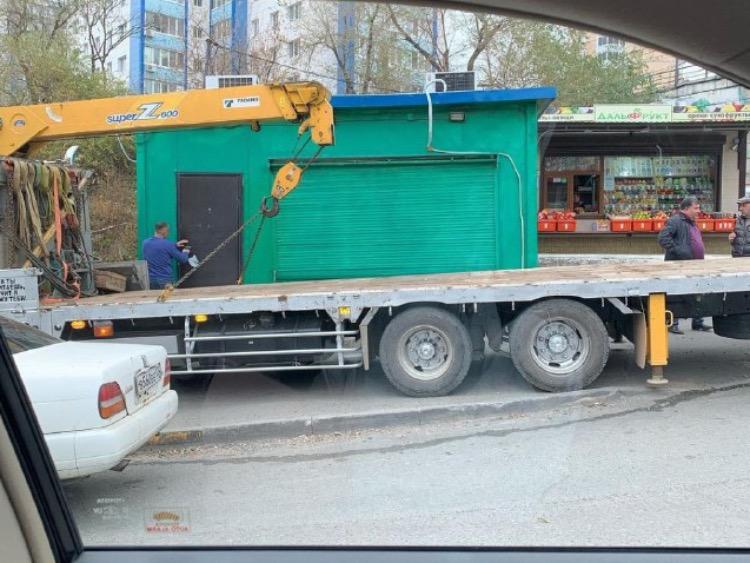 «Опять появился»: убранный киоск вернулся на прежнее место во Владивостоке