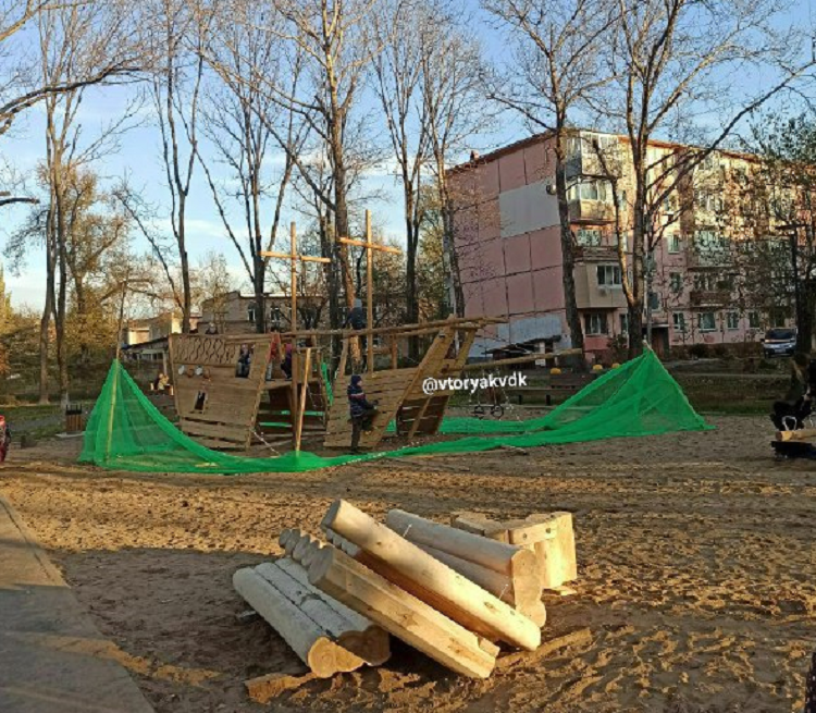 «Работы еще не закончились»: дети играют в парке «Солнышко» во Владивостоке