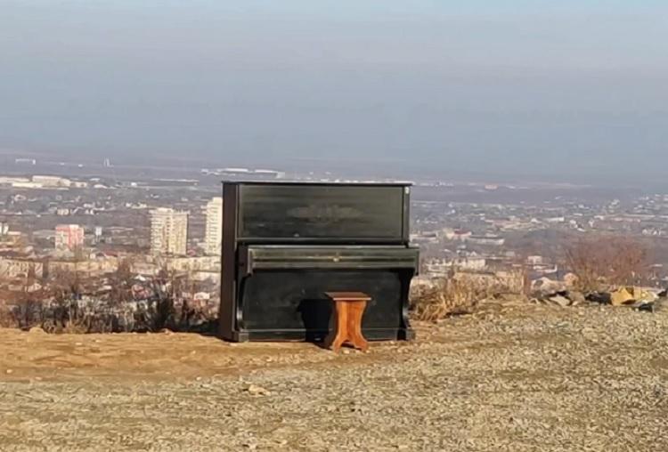 Черное пианино появилось на видовой площадке в Артеме