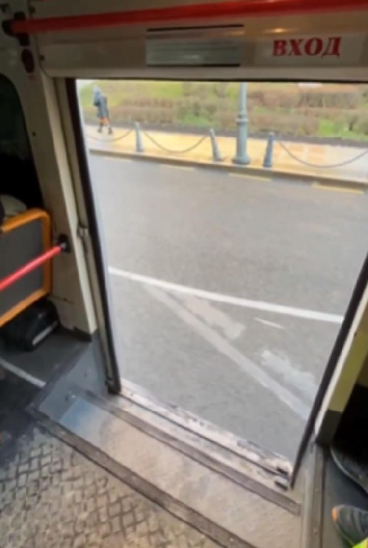 «Проехались с ветерком»: во Владивостоке водитель автобуса не закрыл двери