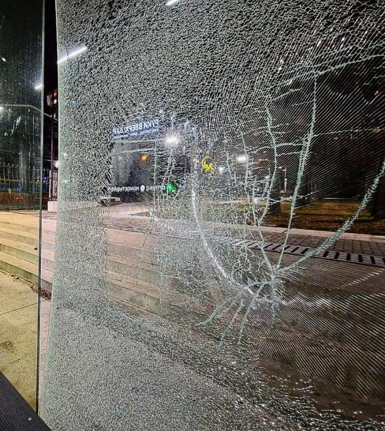 Бомж во Владивостоке выплеснул свой гнев на автобусную остановку