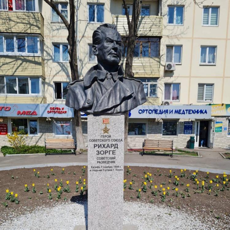 Жительница Владивостока ответит за порчу памятника герою СССР