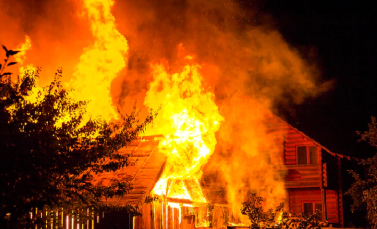 За сутки в Лесозаводске загорелись два дома