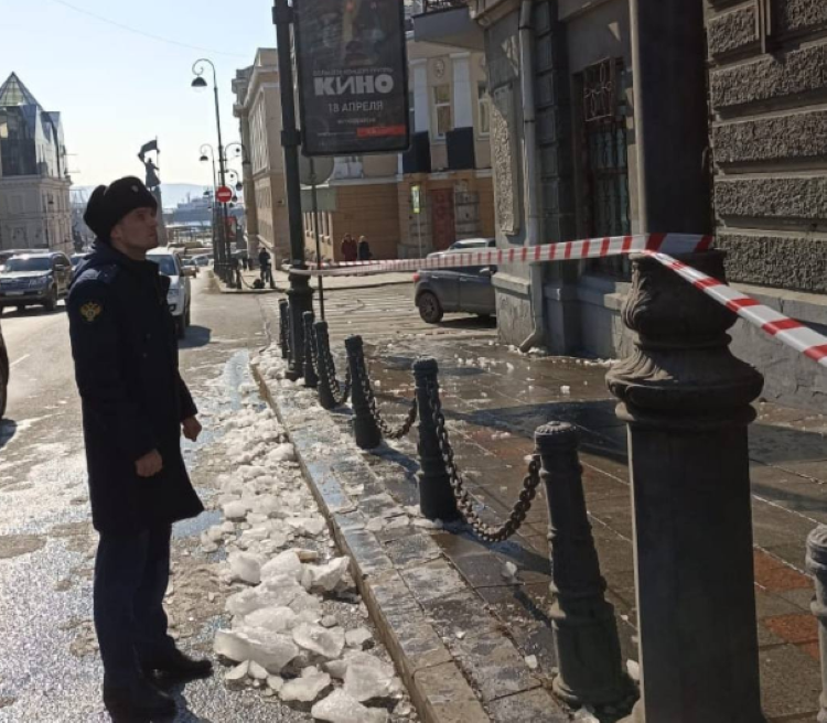Кусок льда упал на голову женщине в центре Владивостока