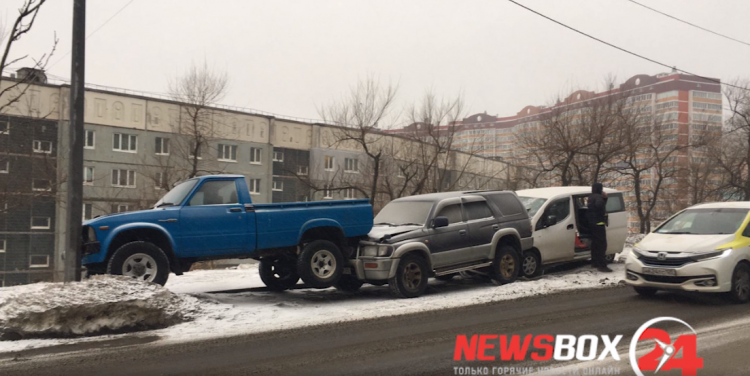 «Паровоз» из припаркованных авто собрал таксист во Владивостоке