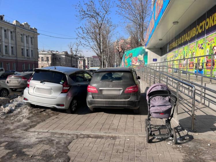 Во Владивостоке наказали водителей, перекрывших путь пешеходам