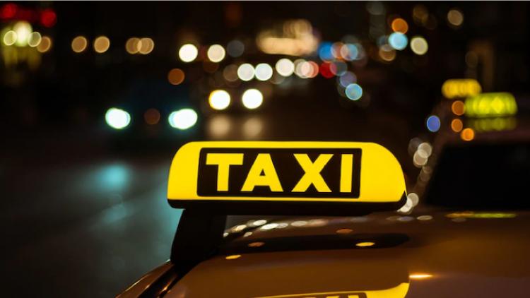Российским таксистам предложили меньше работать