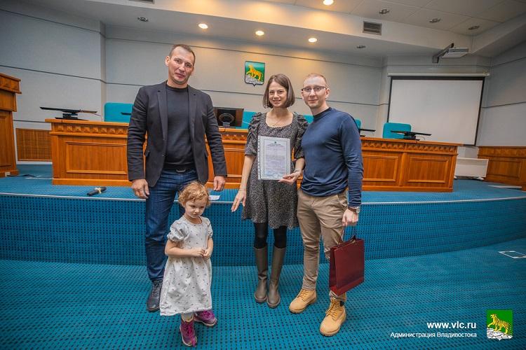 Молодые семья получили соц.выплату на приобритения жилья во Владивостоке