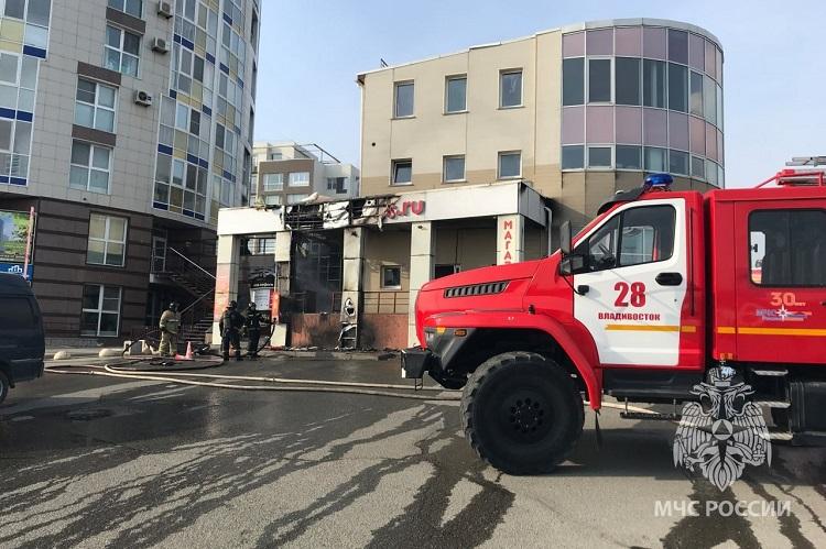 25 человек ликвидировали возгорание административного здания Владивостока