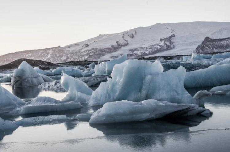 Лед вокруг Антарктиды растаял до рекордно низкого уровня