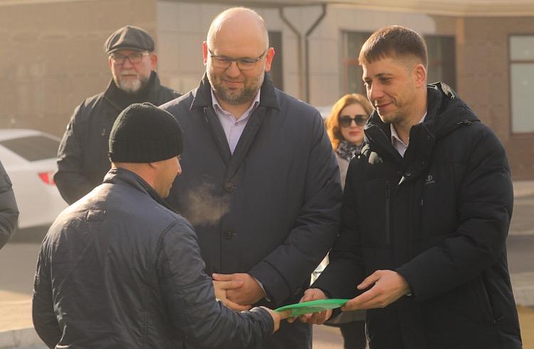 Сироты получили ключи от квартир в новостройке Владивостока