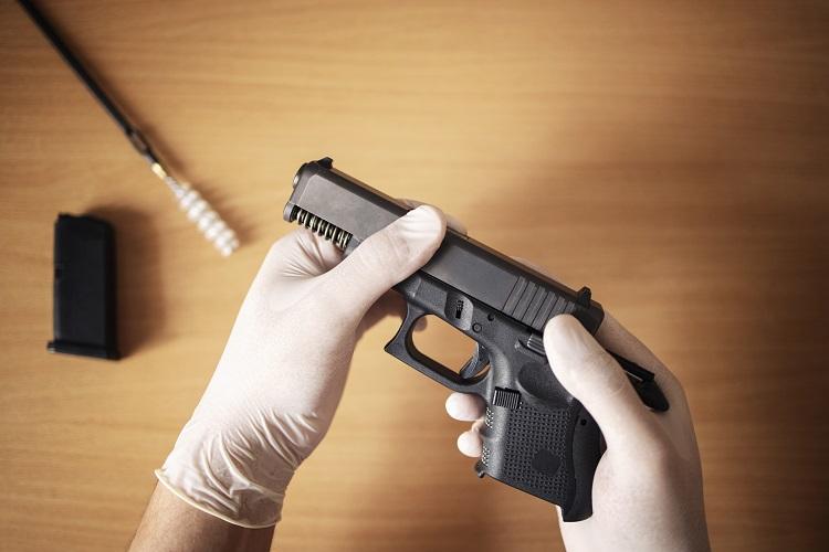 Во Владивостоке подросток выстрелил в друга из травматического пистолета