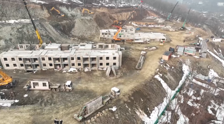 Четыре многоэтажных дома строится во Владивостоке по программе переселения