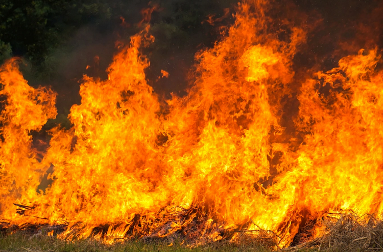 Огнеборцы продолжают тушить полигон ТБО во Владивостоке