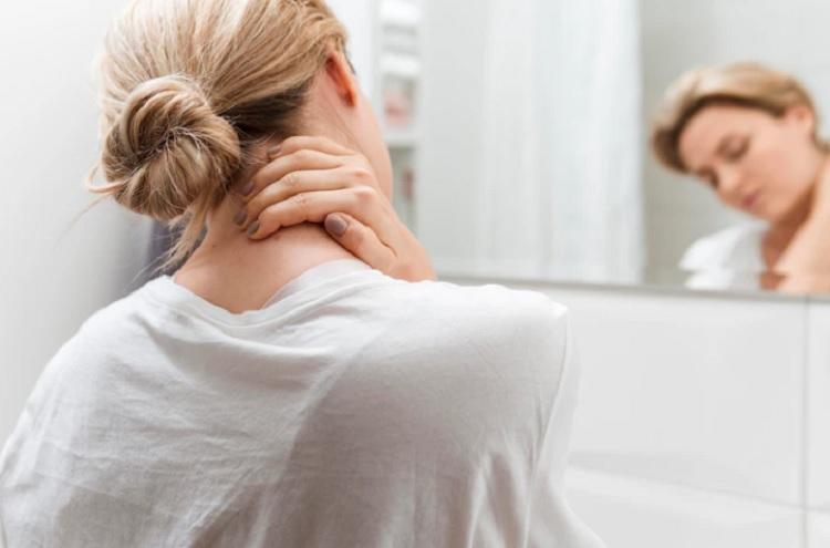 Из-за чего болит шея и спина после пробуждения: ответ невролога