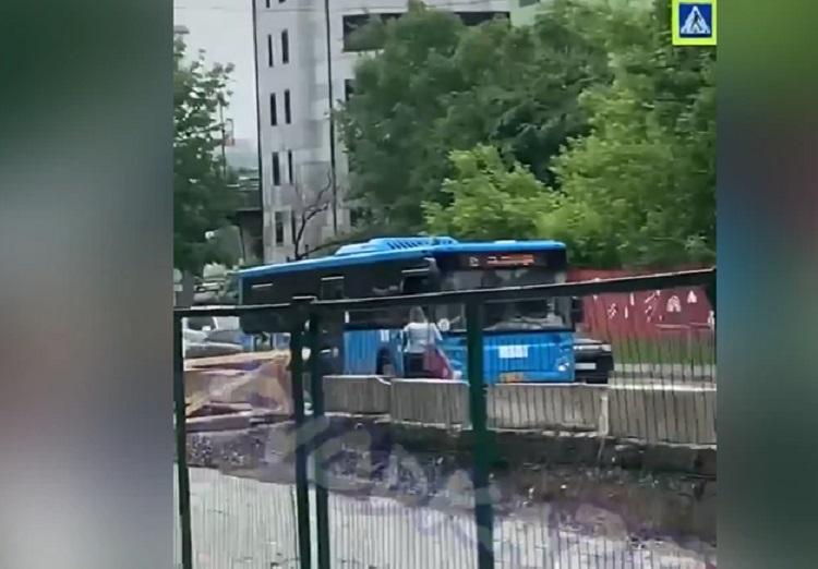 Водитель автобуса ударил девушку и скрылся с места ДТП во Владивостоке