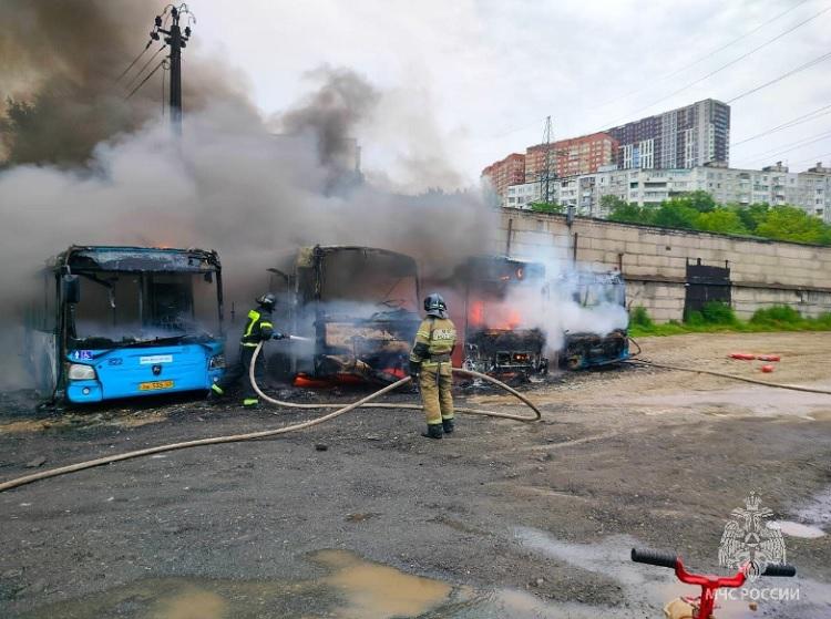 Возгорание пассажирских автобусов во Владивостоке ликвидировали 9 человек
