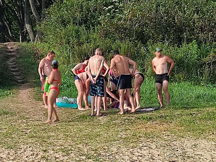 Неравнодушные отдыхающие спасли женщину на одном из пляжей Приморья