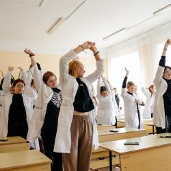 Старшекурсники Спасского филиала "Владивостокского базового медицинского колледжа" провели для первокурсников “уроки здоровья”, рассказали как заменить вредные привычки на полезные. Занятия прошли в рамках проекта “Квадрат здоровья” #14