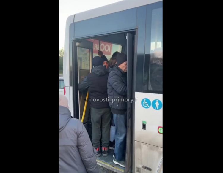 «Как кильки!»: жители Владивостока жалуются на переполненные автобусы