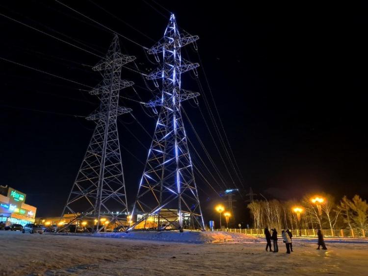 Высоковольтная опора ЛЭП стала символом Нового года в Южно-Сахалинске