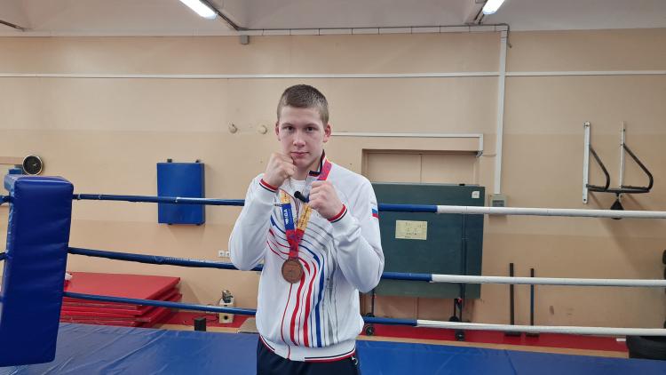 Локомотив Вовка: боксер из Приморья взял бронзу на первенстве мира
