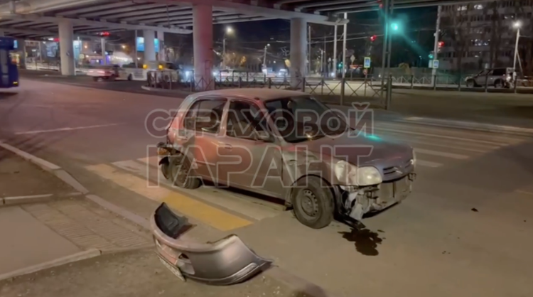 «Ого, оторвало»: авария с большегрузом произошла во Владивостоке