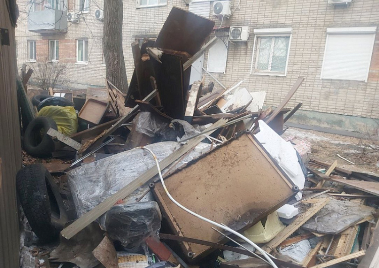20 КАМАЗов мусора вывезли за неделю с двух улиц Владивостока