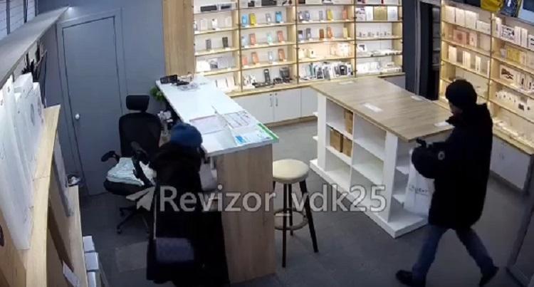 Женщина намеревалась обворовать продавца в одном из магазинов Владивостока