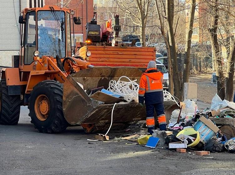В феврале с улиц Владивостока вывезли почти 100 КамАЗов мусора