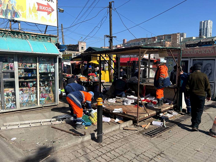 Павильон с фруктами снесли на улице Трамвайная во Владивостоке