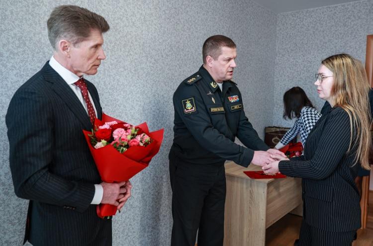 Женам бойцов, погибших в ходе СВО, вручили ключи от квартир во Владивостоке
