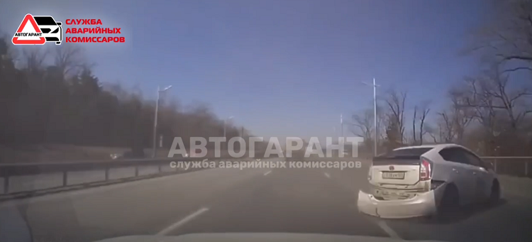 Toyota Prius врезался в леера во Владивостоке