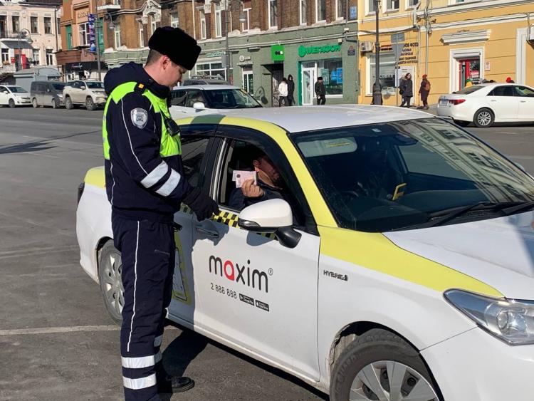 Мигранты-водители использовали поддельные документы во Владивостоке