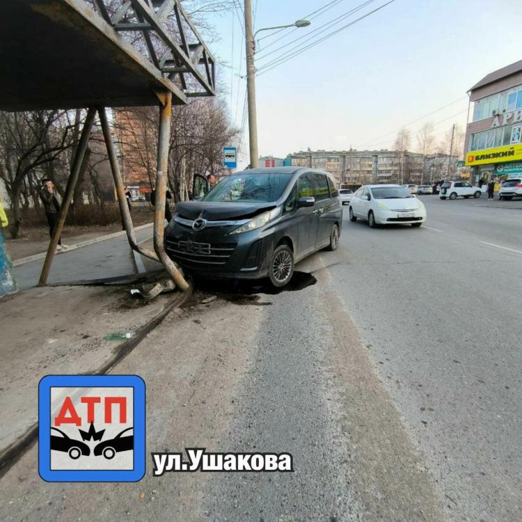 Автомобилист врезался в остановку в Уссурийске