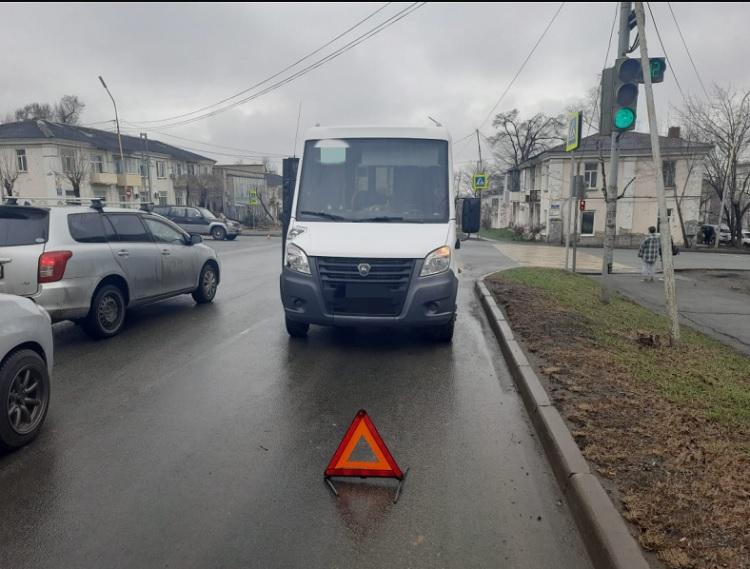 Несовершеннолетний пешеход попал под колеса маршрутки в Артеме