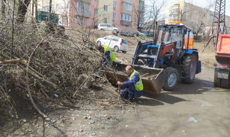 Дорожники продолжают убирать улицы Владивостока