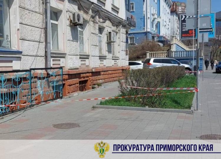 Фрагменты фасада посыпалась с дома в центре Владивостока