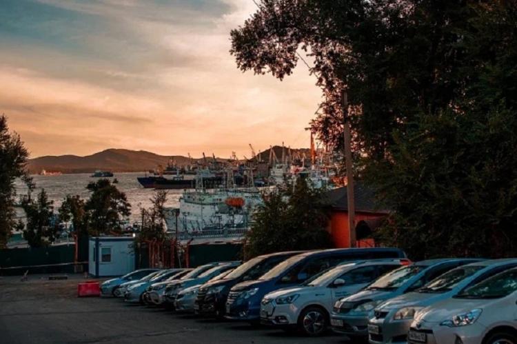 Водителей массово наказывают за неправильную парковку во Владивостоке