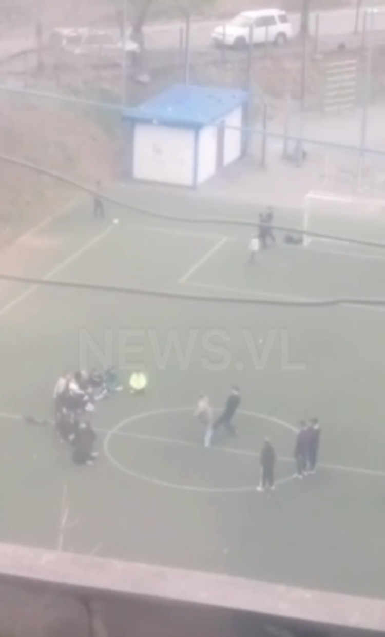 Подростки устроили рукопашный бой на стадионе во Владивостоке