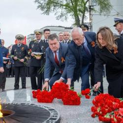 Горожане собрались у мемориала, чтобы почтить память погибших в годы Великой Отечественной войны #7