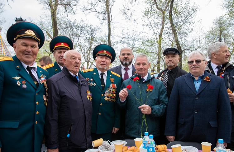 «Солдатская каша» и песни военных лет: ветеранов чествуют во Владивостоке