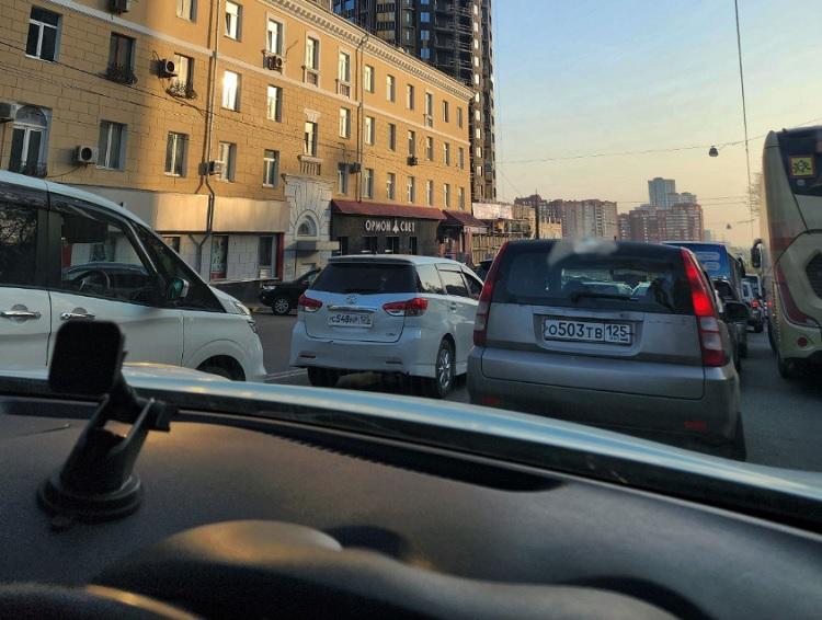 «Движение плотное»: пробки образовались на дорогах во Владивостоке