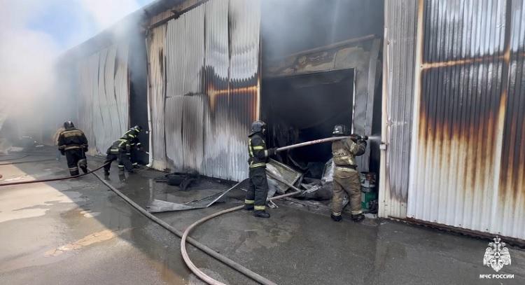 23 человека тушили возгорание склада во Владивостоке