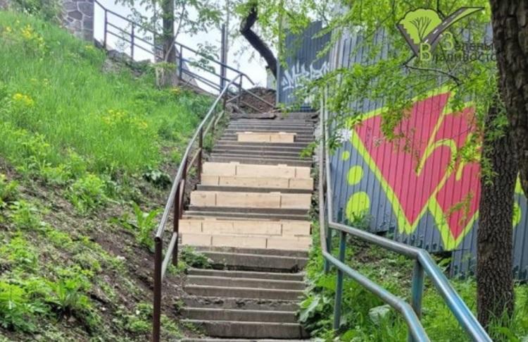 Ремонт лестницы ведется в районе Фуникулера во Владивостоке