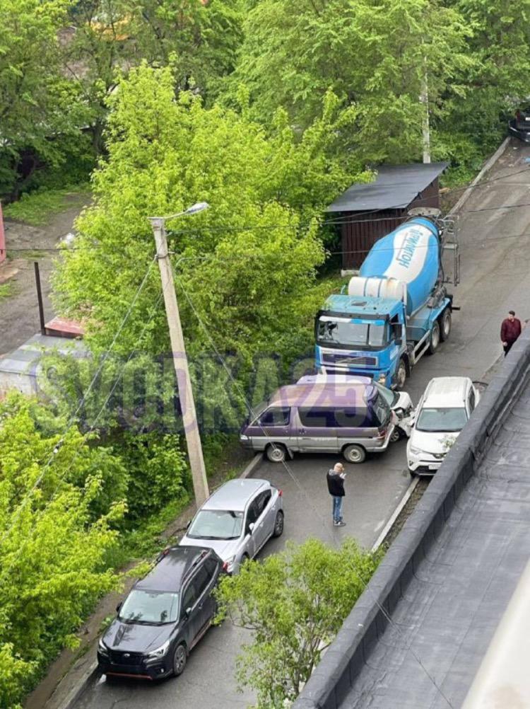 Бетономешалка протаранила 7 авто во Владивостоке