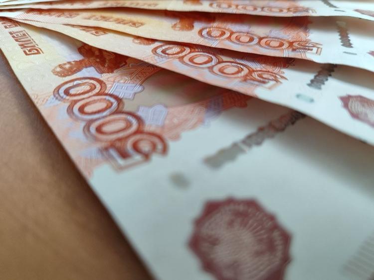 Житель Владивостока пытался купить свободу отца-преступника за 105 тысяч
