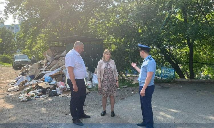 С улиц Владивостока вывезли мусор после вмешательства прокуратуры