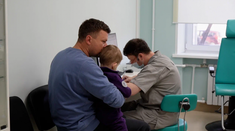 Врачи Владивостока борются за жизнь ребенка, отравившегося щелочью