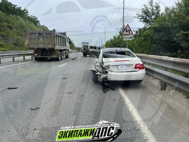 Водитель внедорожника протаранил Mercedes на трассе во Владивостоке